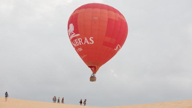 Mũi Né là tỉnh duy nhất ở Việt Nam cung cấp dịch vụ đi khinh khí cầu trên vùng sa mạc của tỉnh Bình Thuận. Ảnh: Booking.com